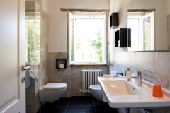 bathroom on 1 floor / bagno al 1 piano