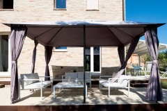 gazebo con sofa